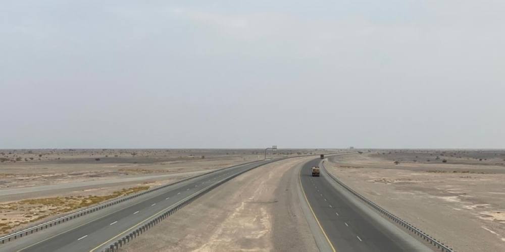 الإعلان عن طرح مناقصات تنفيذ الأجزاء الثلاثة المتبقية من مشروع ازدواجية طريق أدم هيماء ثمريت بطول 400 كيلومتر