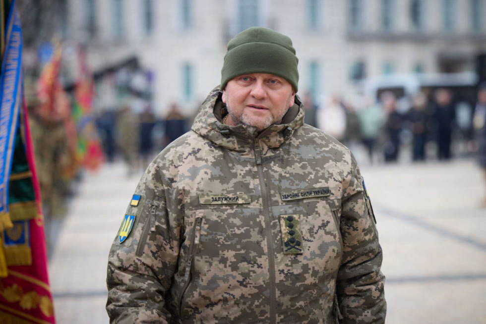 قائد القوات المسلحة الاوكرانية فاليري زالوجني، يطلب الاف القذائف والطائرات