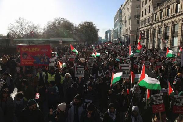 بالفيديو – عشرات الآلاف يتظاهرون لدعم غزة في لندن