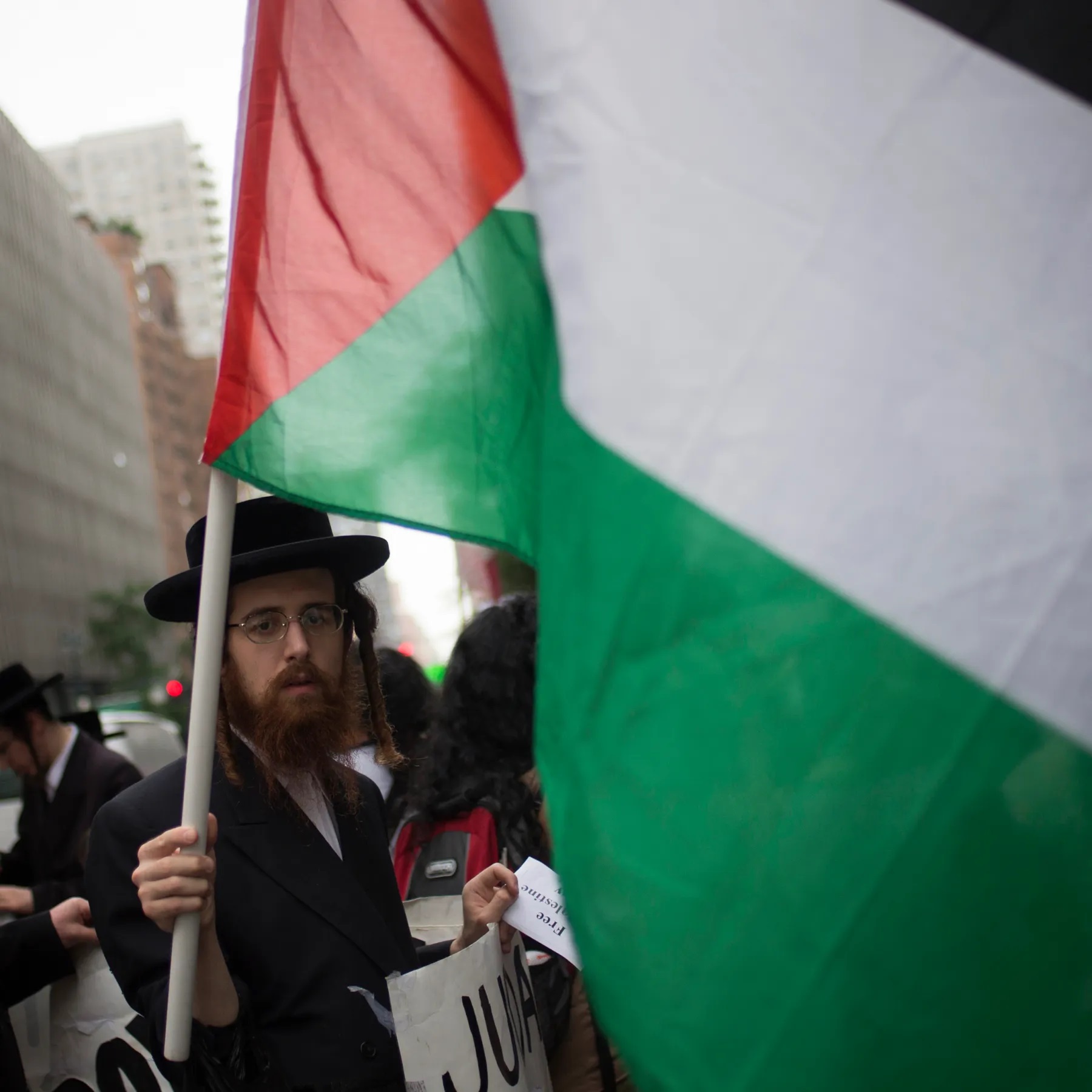 ناشطين يهود مؤيدين للقضية الفلسطينية يغلقون جسرا في نيويورك لوقف العدوان على غزة