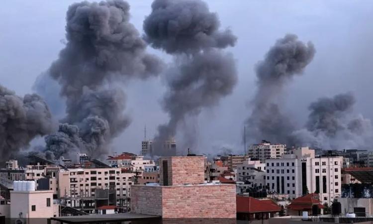القصف العنيف على مناطق متفرقة في قطاع غزة